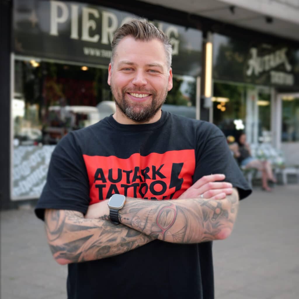 Florian Riffel, Inhaber des Autark Tattoo Studios Berlin Charlottenburg, spezialisiert auf realistische und grafische Tattoos.
