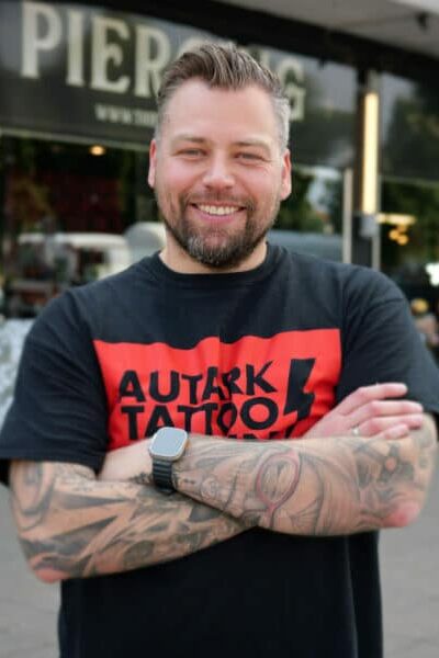 Florian Riffel, Inhaber des Autark Tattoo Studios Berlin Charlottenburg, spezialisiert auf realistische und grafische Tattoos.