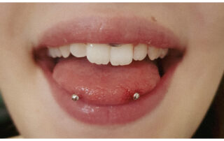 Snake Eye Piercing auf der Zungenspitze mit zwei Kugeln im Autark Tattoo & Piercing Studio Berlin Charlottenburg.