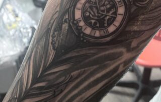 Frisches Tattoo ohne Entzündung – sauber gestochenes Uhr Tattoo Frisch gestochenes realistisches Tattoo mit Uhrmotiv am Unterarm, saubere Linien und gleichmäßige Schattierung ohne Entzündung