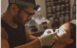 Piercer Jonny sticht ein Piercing im Autark Tattoo & Piercing Studio in Berlin Charlottenburg.