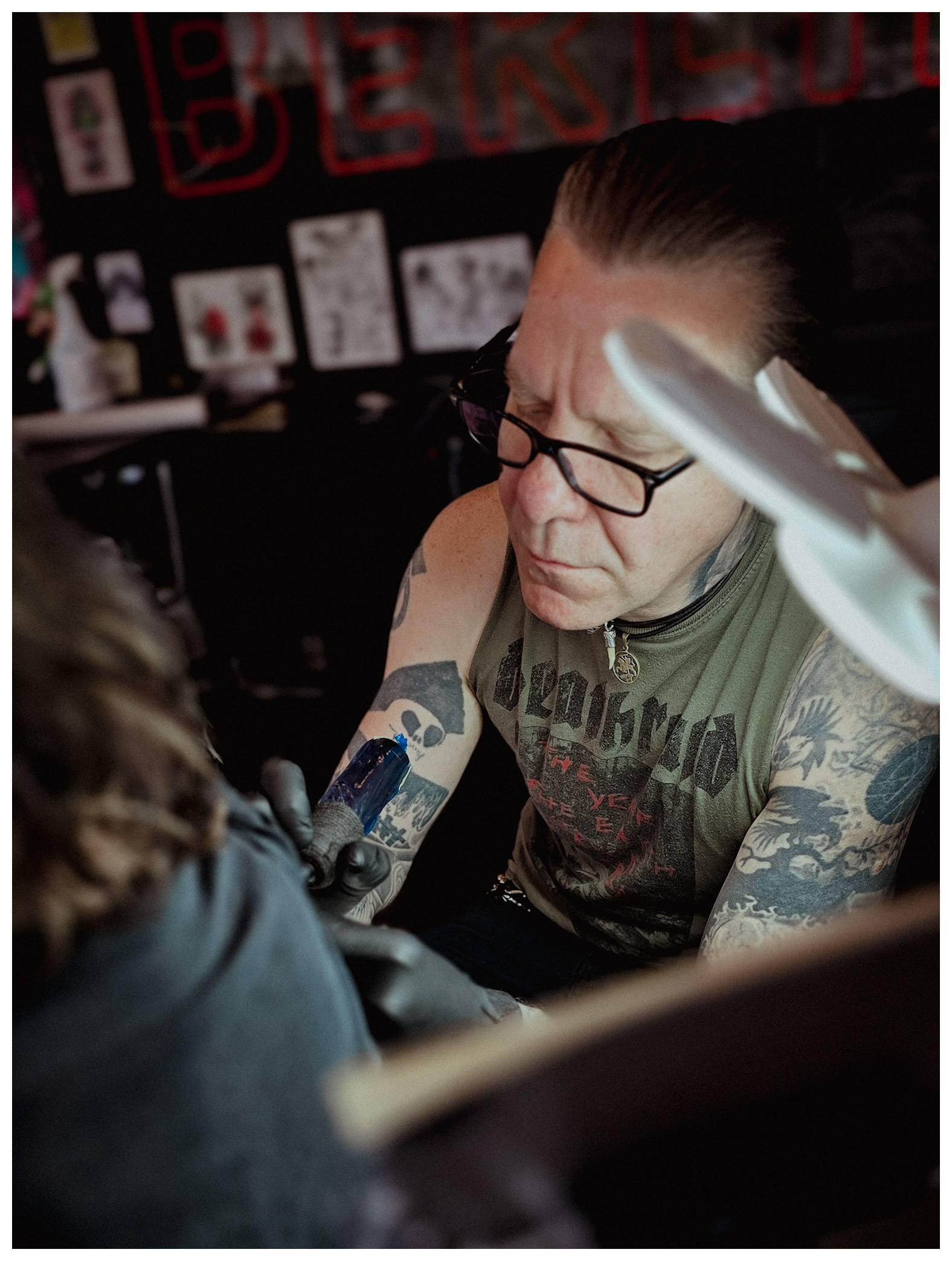 Tattoo-Sitzung mit einem Kunden im Rollstuhl im barrierefreien Autark Tattoo Studio Berlin Charlottenburg.