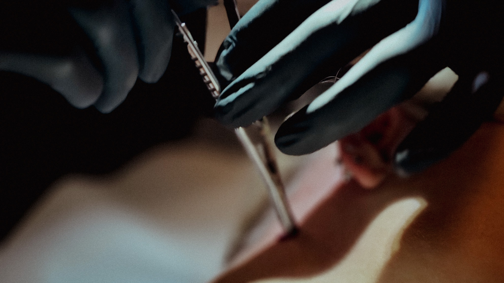 Detailaufnahme Dermal Anchor einsetzen – sterile Technik im Tattoo Studio Berlin