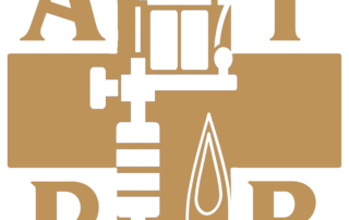 Logo der Tattoo & Piercing Ambulanz Berlin mit Tattoo-Maschine als Kreuzsymbol und Nadelmotiv für medizinische Tattoo- und Piercinghilfe