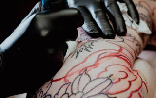 Japanisches Arm-Sleeve-Tattoo mit Pfingstrose (Botan) und Flammen-Outline in der Entstehungsphase, Chris Frutos Autark Tattoo Studio Berlin Charlottenburg