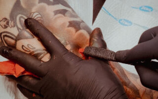 Tätowierer Chris Frutos beim Stechen eines japanischen Figur-Tattoos im Irezumi-Stil, Autark Tattoo Studio Berlin Charlottenburg