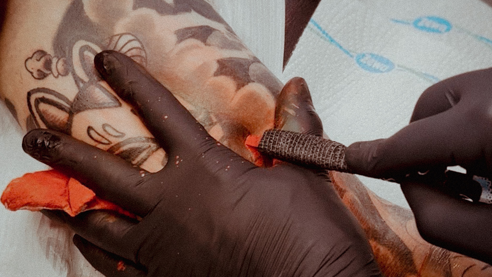 Tätowierer Chris Frutos beim Stechen eines japanischen Figur-Tattoos im Irezumi-Stil, Autark Tattoo Studio Berlin Charlottenburg